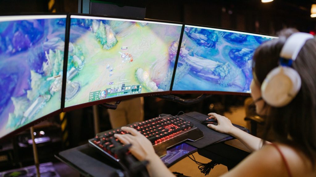 Computer gaming on multiple screens